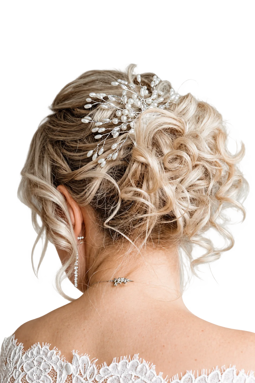 Vue de dos d'une mariée au chignon bouclé blond décoré d'un peigne de perles, portant une robe en dentelle blanche.